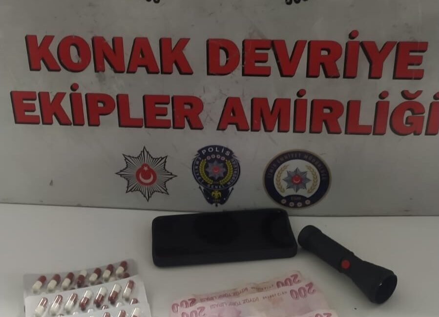 İZMİR (AA) – İzmir'in Konak ilçesinde düzenlenen uyuşturucu operasyonunda gözaltına