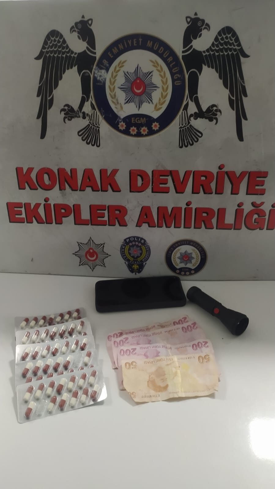 İZMİR (AA) – İzmir'in Konak ilçesinde düzenlenen uyuşturucu operasyonunda gözaltına
