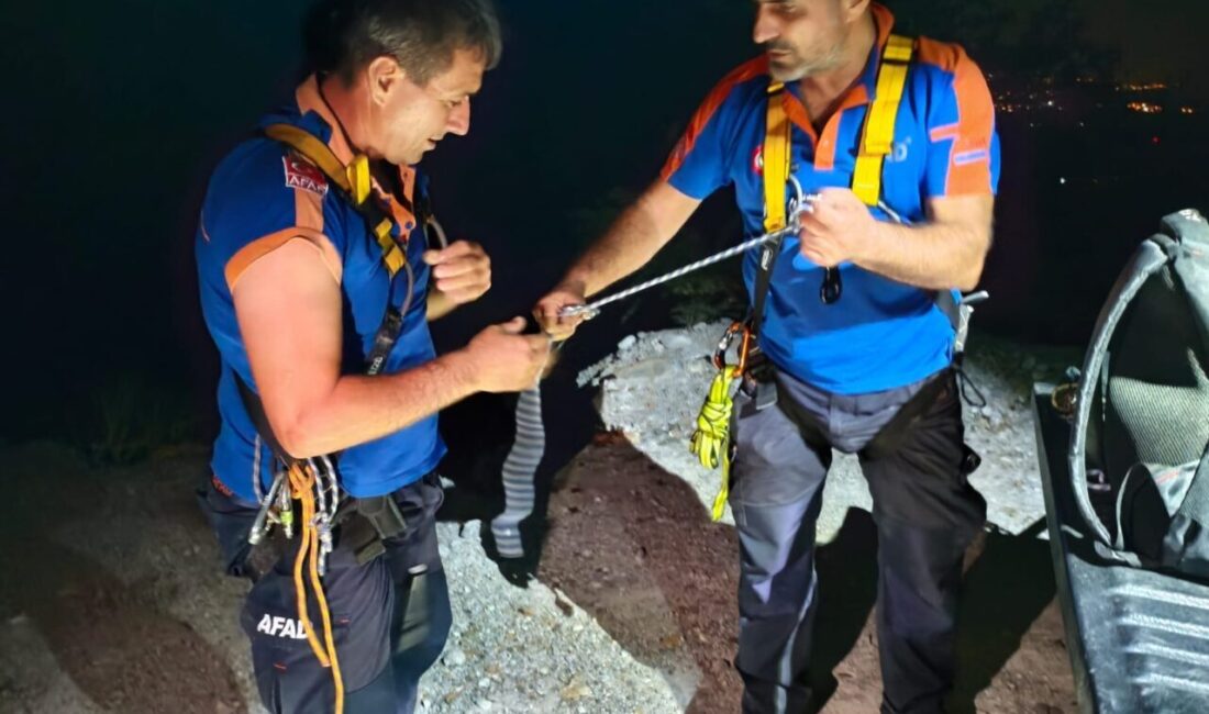 İZMİR (AA) – İzmir'in Kemalpaşa ilçesinde yürüyüş yaptıkları sırada kayalıklarda