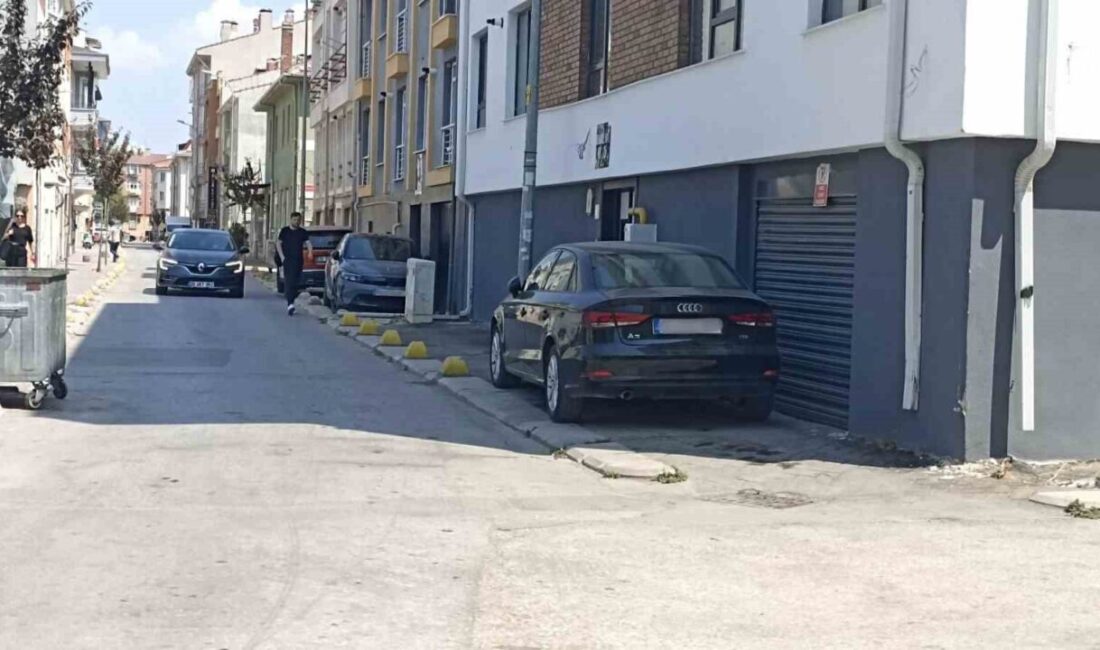 Eskişehir’in bazı cadde ve sokaklarında, konulan dubalara rağmen kaldırımlara park
