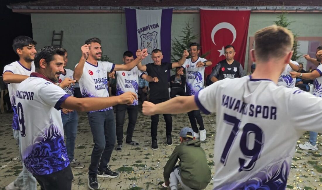 Afyonkarahisar’da düzenlenen Zafer Kupası’nda şampiyon olan Kavaklı Spor, ilçe merkezinde