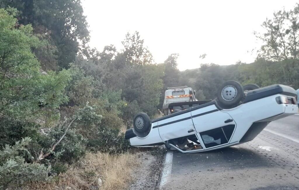 İZMİR (AA) – Kiraz'da devrilen otomobildeki 2 kişi yaralandı. Alınan