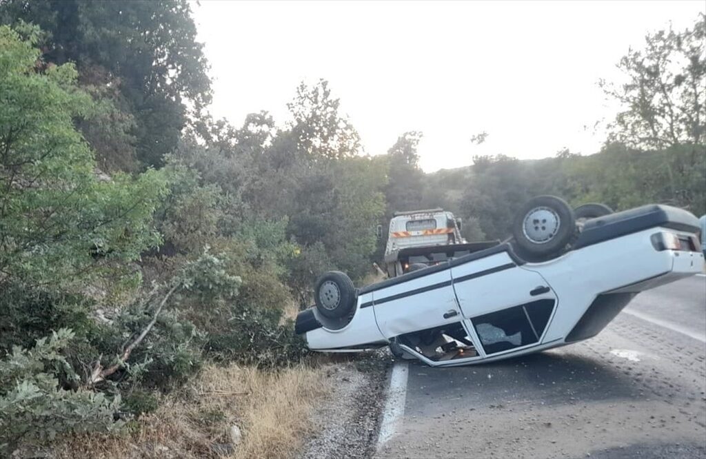İZMİR (AA) – Kiraz'da devrilen otomobildeki 2 kişi yaralandı. Alınan