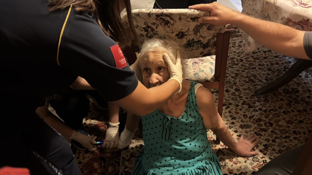 KÜTAHYA (AA) – Kütahya'da yalnız yaşadığı evde düşüp yaralanan yaşlı