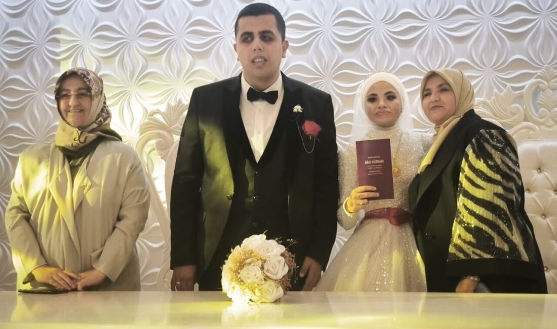 KÜTAHYA (AA) – Kütahya'da, ortaokul yıllarında birbirlerinin sesinden ve konuşmalarından