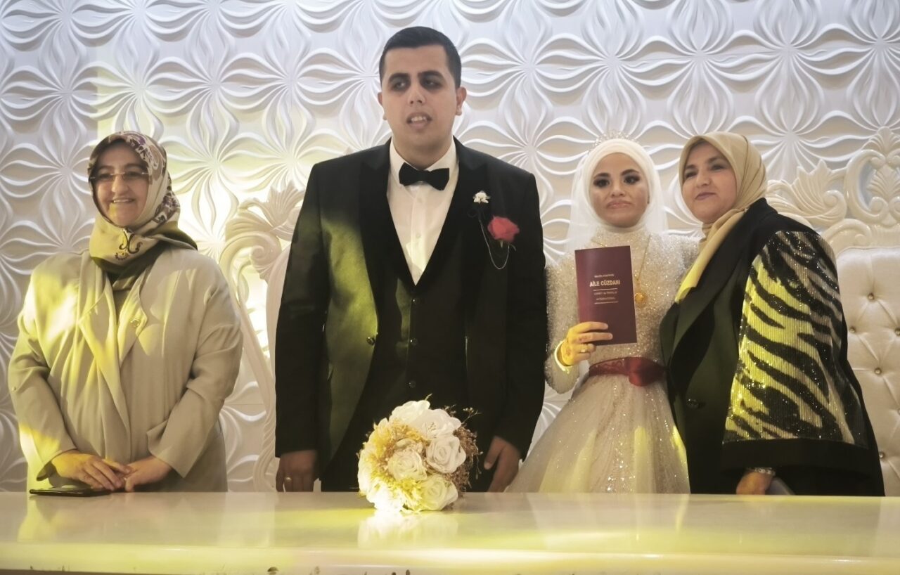 KÜTAHYA (AA) – Kütahya'da, ortaokul yıllarında birbirlerinin sesinden ve konuşmalarından