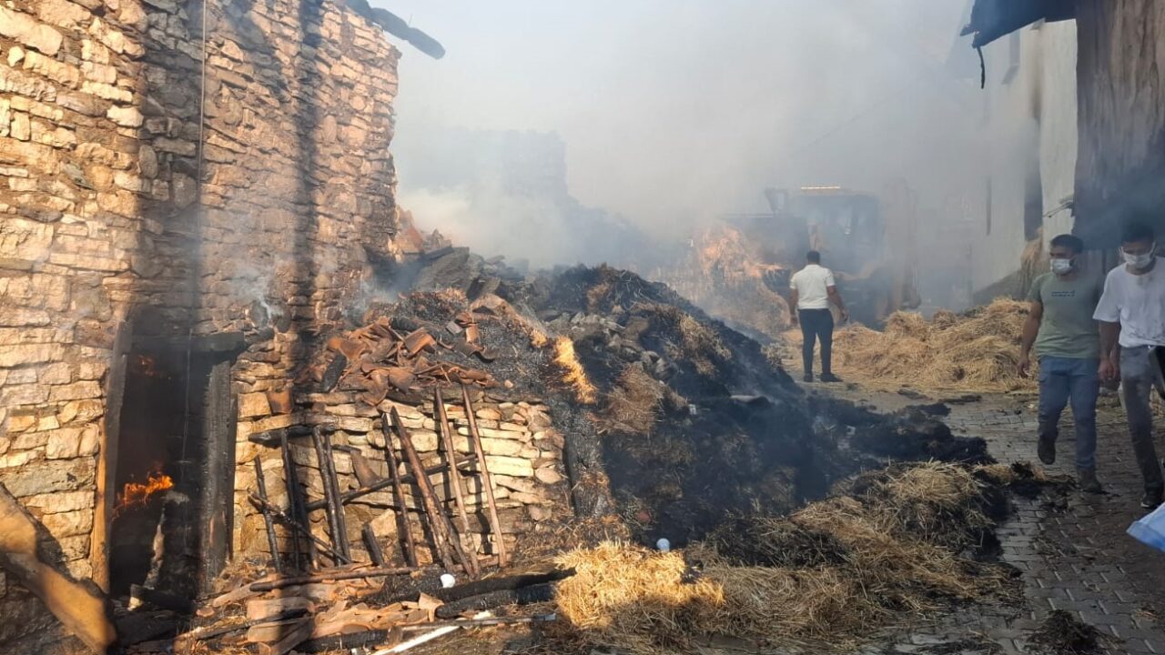 KÜTAHYA (AA) – Kütahya'nın Emet ilçesinde, bir köyde çıkan yangında