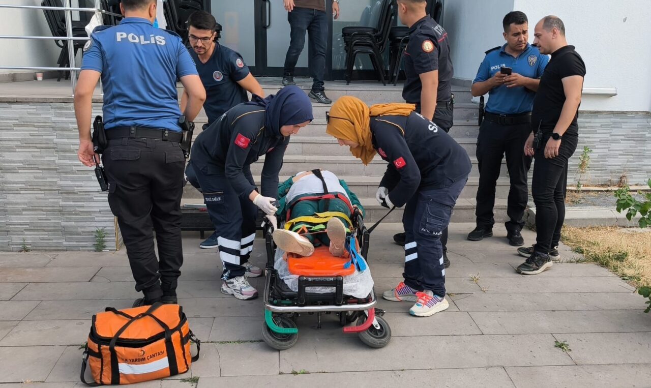 KÜTAHYA (AA) – Kütahya'da bir lokalin çöken asma tavanının altında