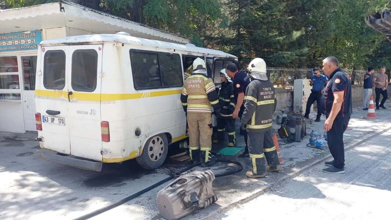 KÜTAHYA (AA) – Kütahya'da çay ocağı olarak kullanılan bir minibüste