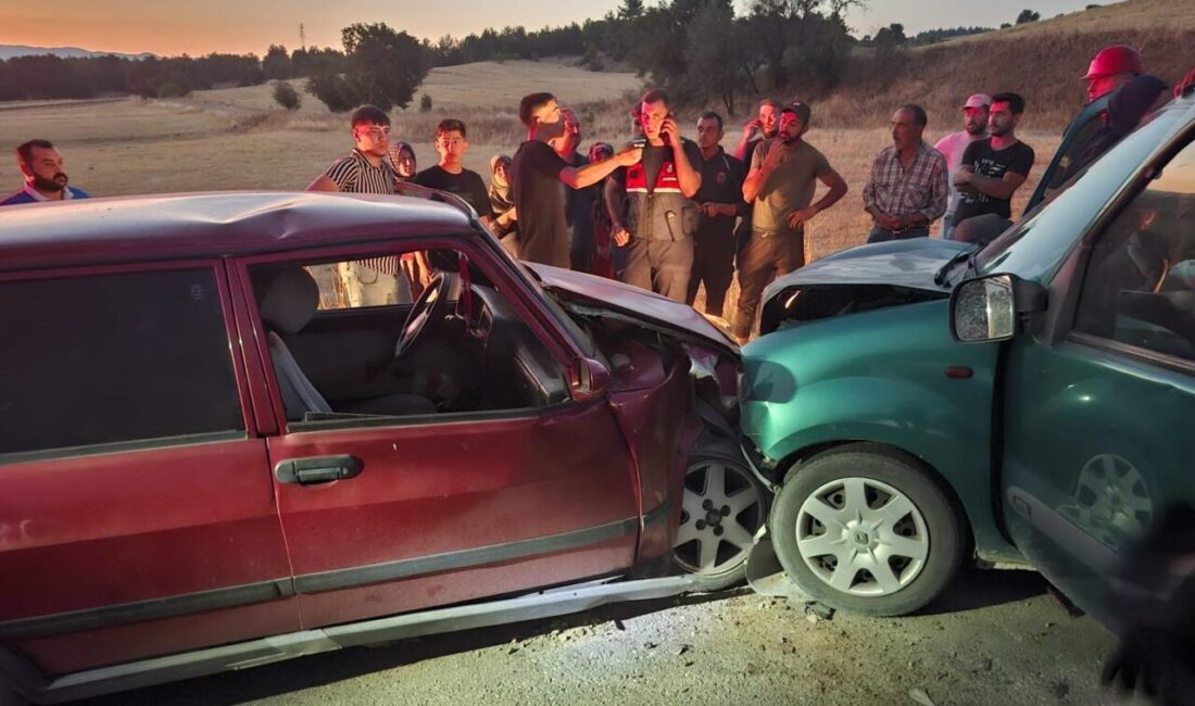 KÜTAHYA (AA) – Kütahya'nın Gediz ilçesinde, otomobille hafif ticari aracın
