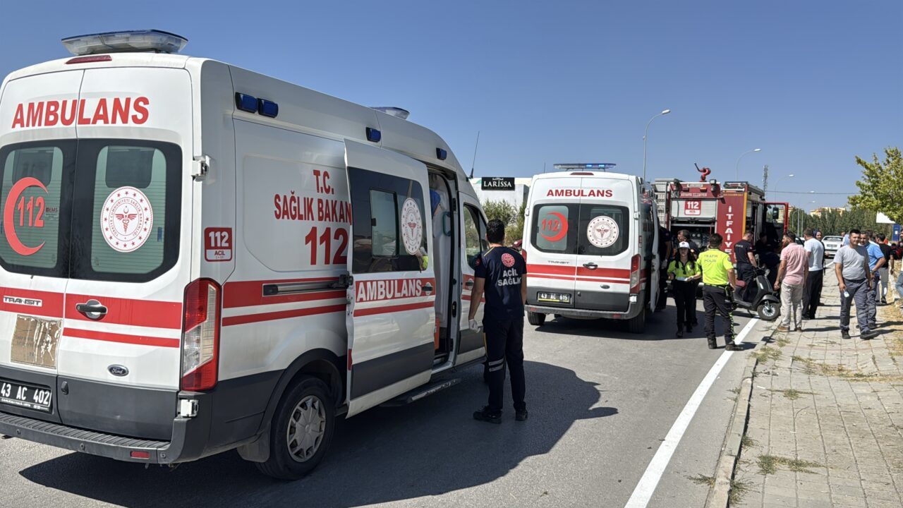 KÜTAHYA (AA) – Kütahya'da yol kenarındaki su kanalına devrilen otomobilde