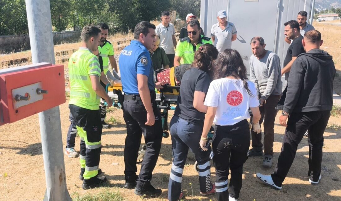 KÜTAHYA (AA) – Kütahya'da, cep telefonuyla konuşurken fark etmediği trenin