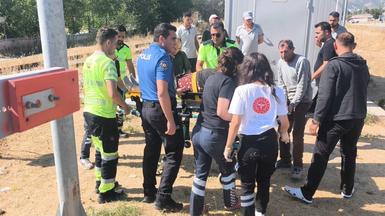 KÜTAHYA (AA) – Kütahya'da, cep telefonuyla konuşurken fark etmediği trenin