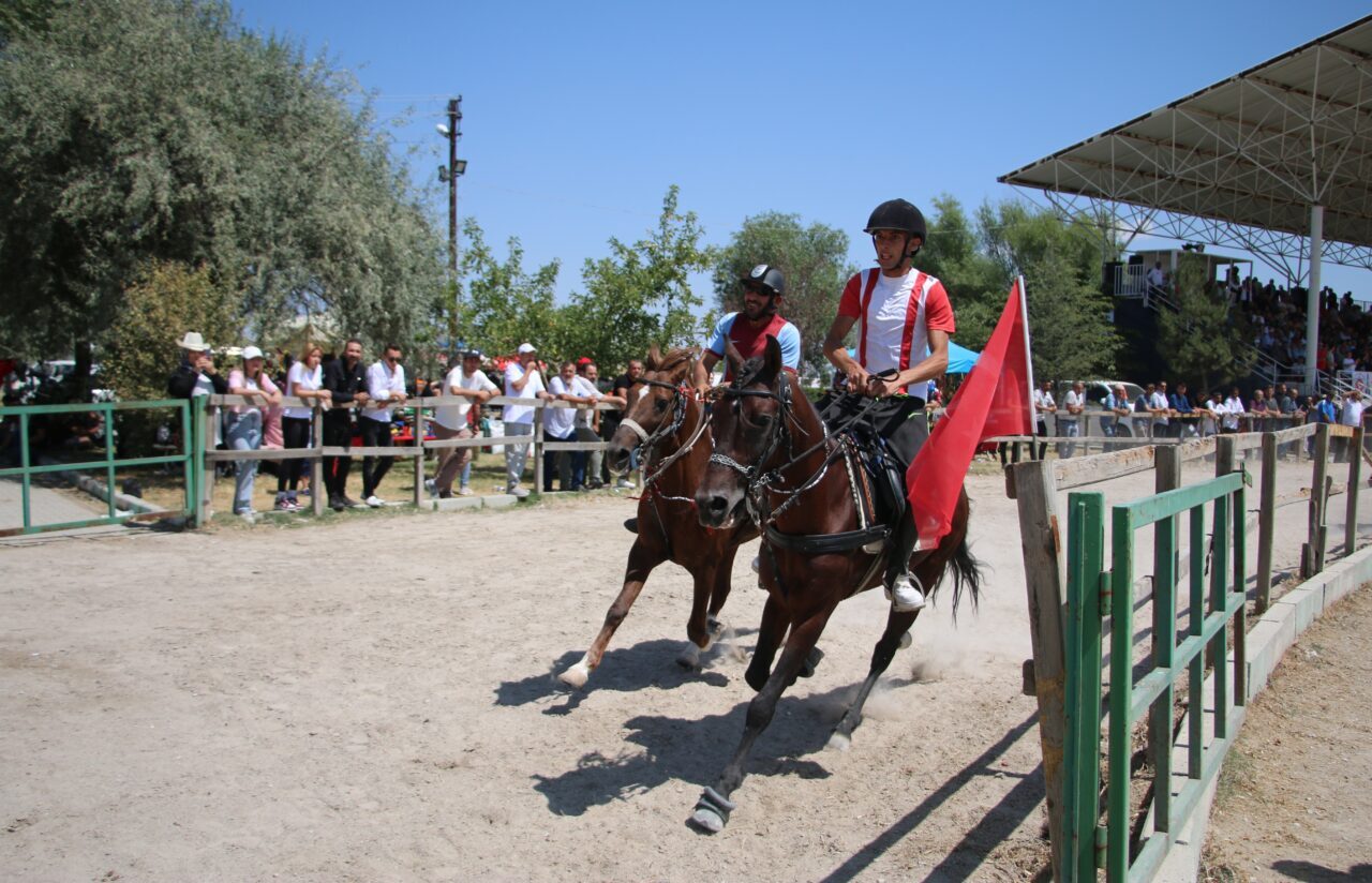KÜTAHYA (AA) – Kütahya’da geleneksel hale gelen rahvan at yarışları