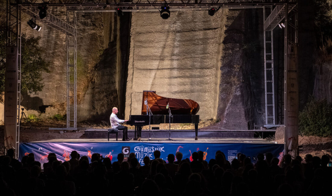 MUĞLA (AA) – Macar piyanist Istvan Szekely, "22. Gümüşlük Müzik