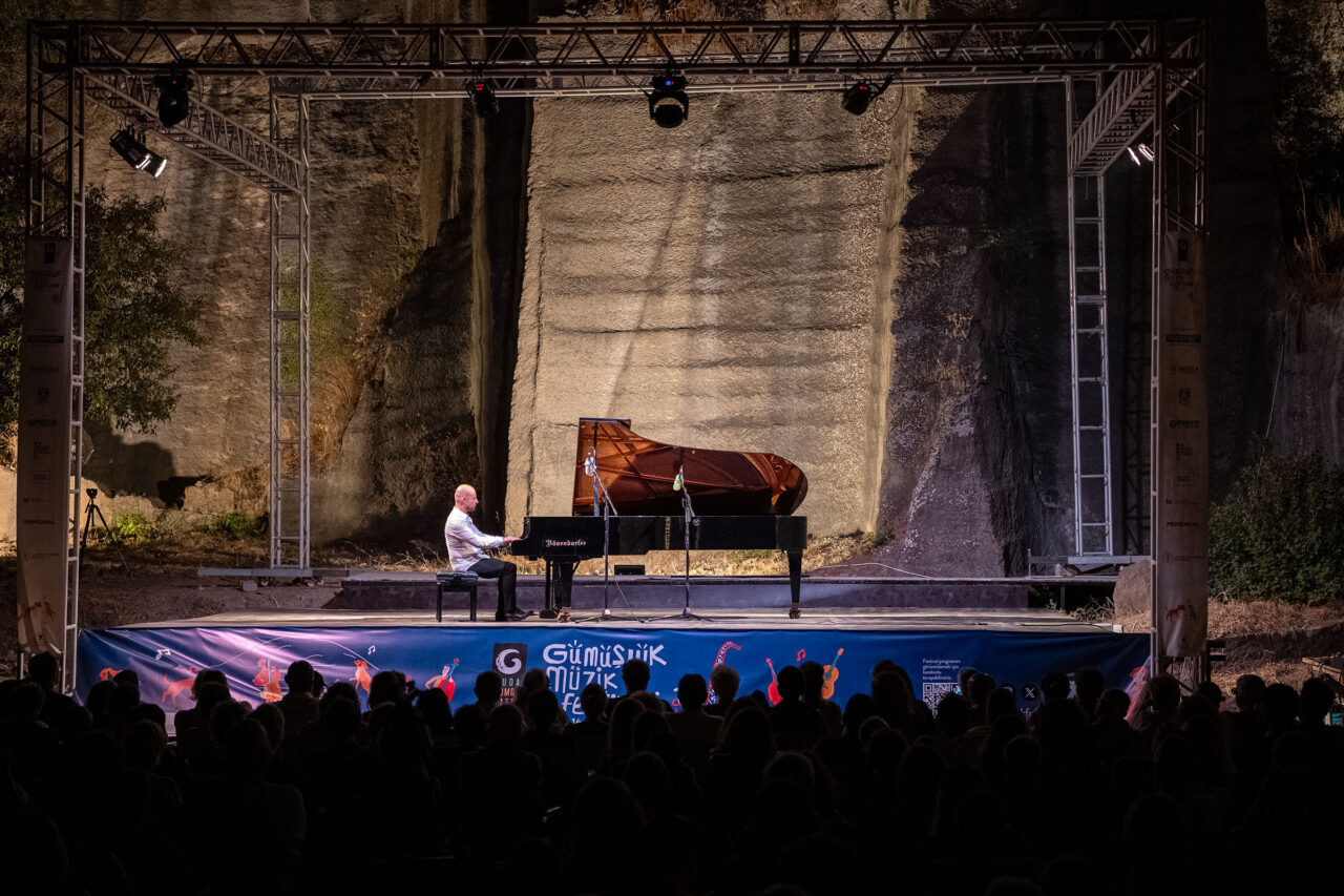MUĞLA (AA) – Macar piyanist Istvan Szekely, "22. Gümüşlük Müzik