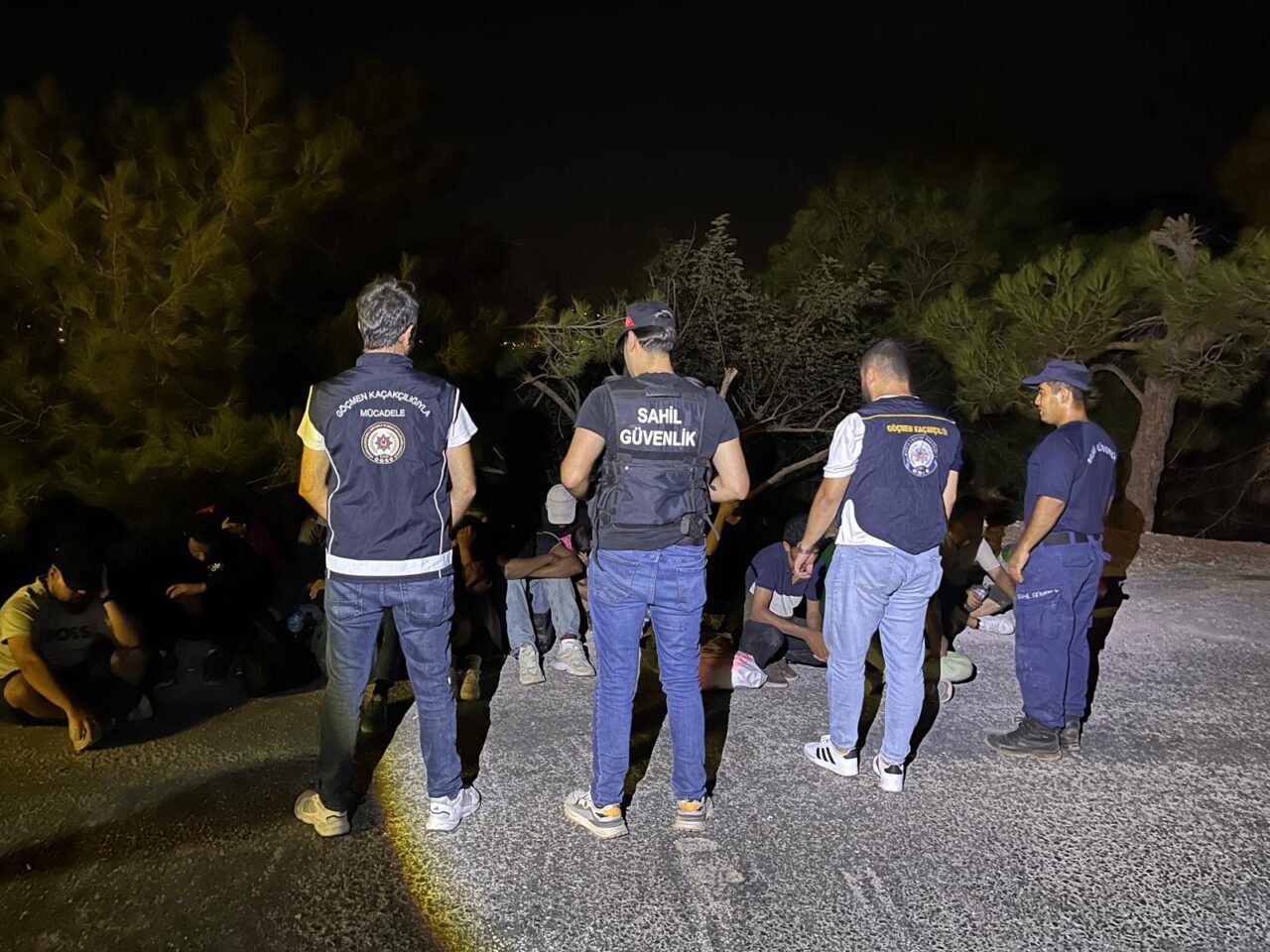 MUĞLA (AA) – Muğla'nın Marmaris ilçesinde 19 düzensiz göçmen yakalandı.