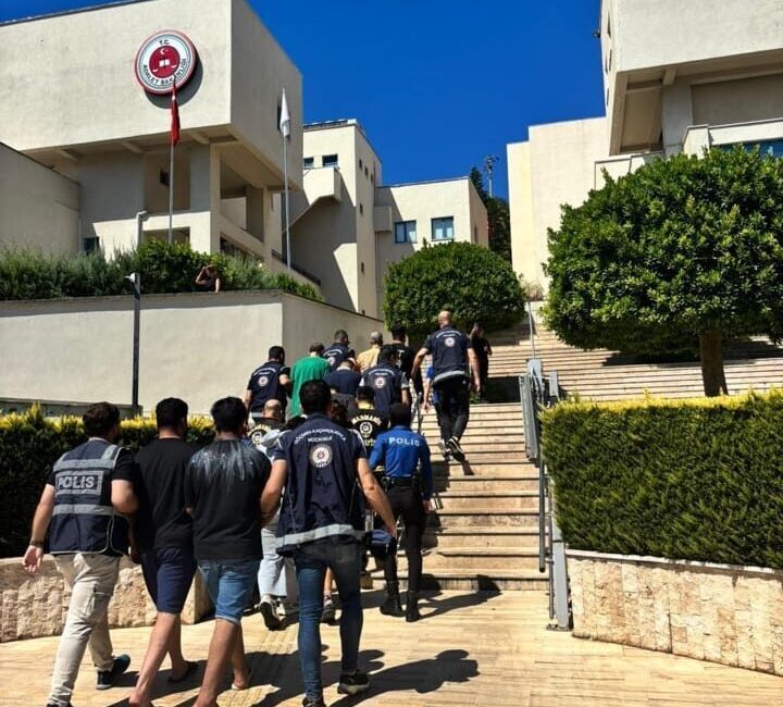 MUĞLA (AA) – Muğla'nın Marmaris ilçesinde düzenlenen göçmen kaçakçılığı operasyonunda