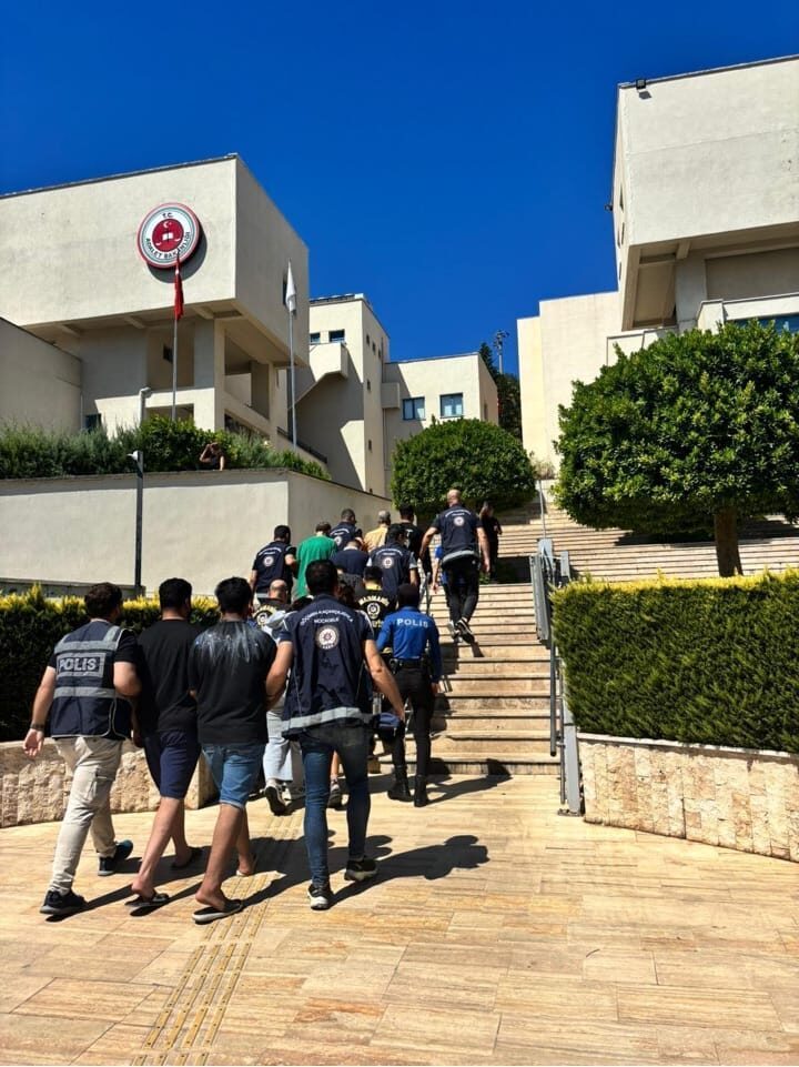 MUĞLA (AA) – Muğla'nın Marmaris ilçesinde düzenlenen göçmen kaçakçılığı operasyonunda