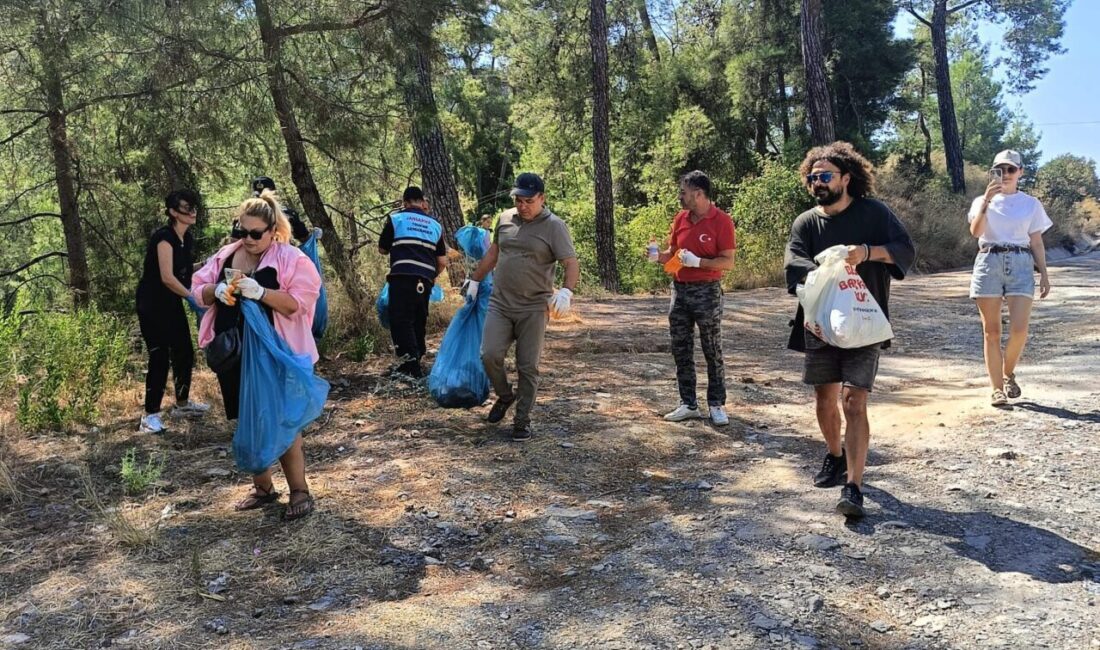 MUĞLA (AA) – Muğla'nın Marmaris ilçesinde gönüllülerin katılımıyla yapılan çevre