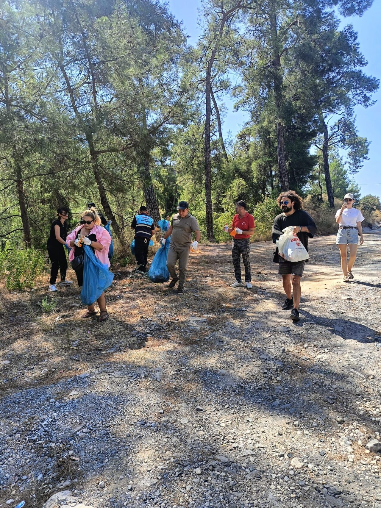 MUĞLA (AA) – Muğla'nın Marmaris ilçesinde gönüllülerin katılımıyla yapılan çevre