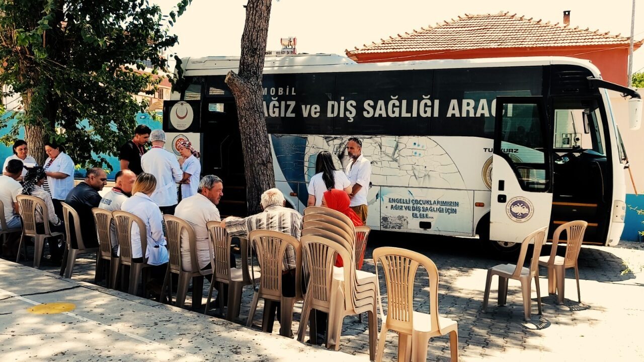 İZMİR (AA) – Menemen'de yürütülen "İşimiz Dişleriniz" projesi kapsamında hastaneye