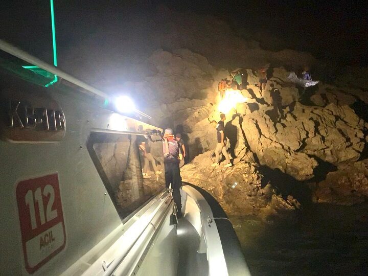 MUĞLA (AA) – Muğla'nın Marmaris ilçesinde 16 düzensiz göçmen yakalandı.