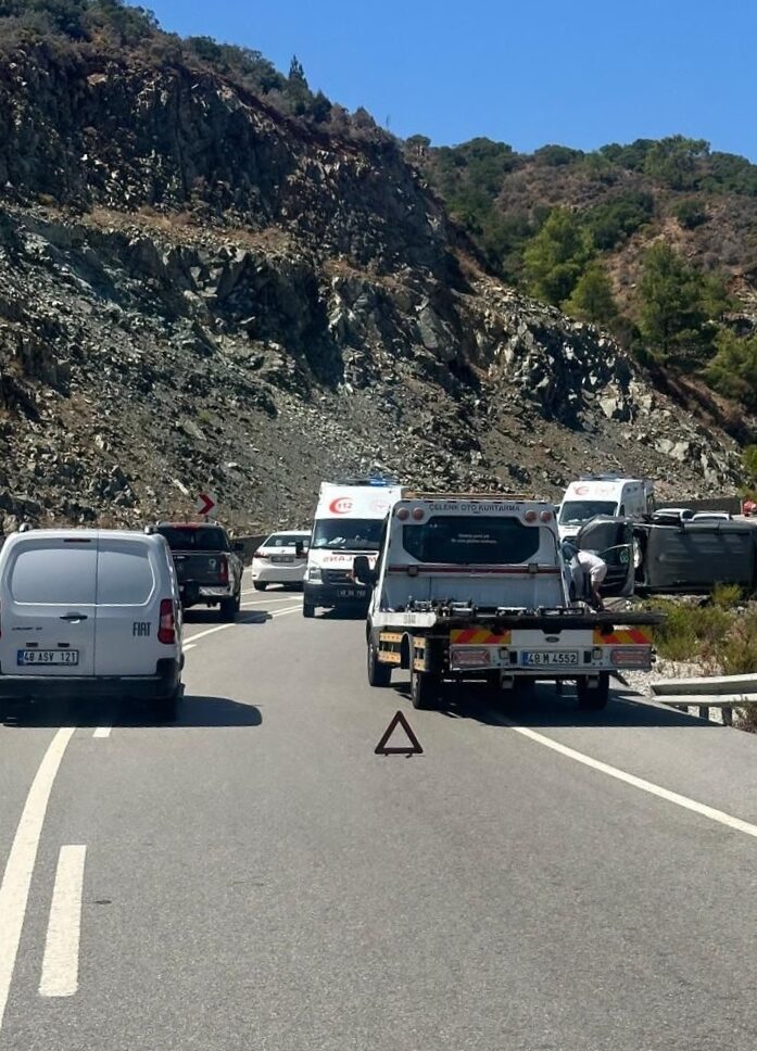 MUĞLA (AA) – Muğla'nın Datça ilçesinde 3 aracın karıştığı zincirleme