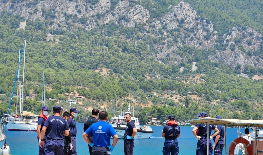 MUĞLA (AA) – Muğla'nın Menteşe ilçesinde, kürek sörfüyle denize açıldıktan