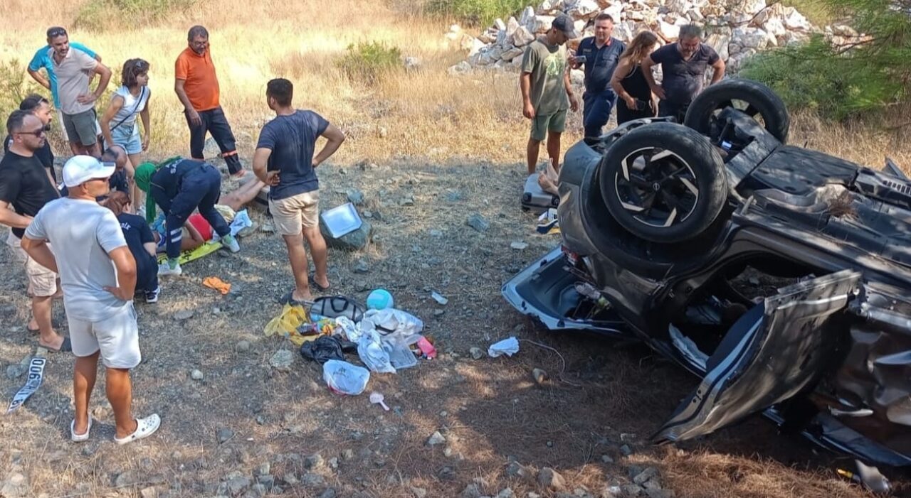 MUĞLA (AA) – Muğla'nın Marmaris ilçesinde iki otomobilin çarpıştığı kazada