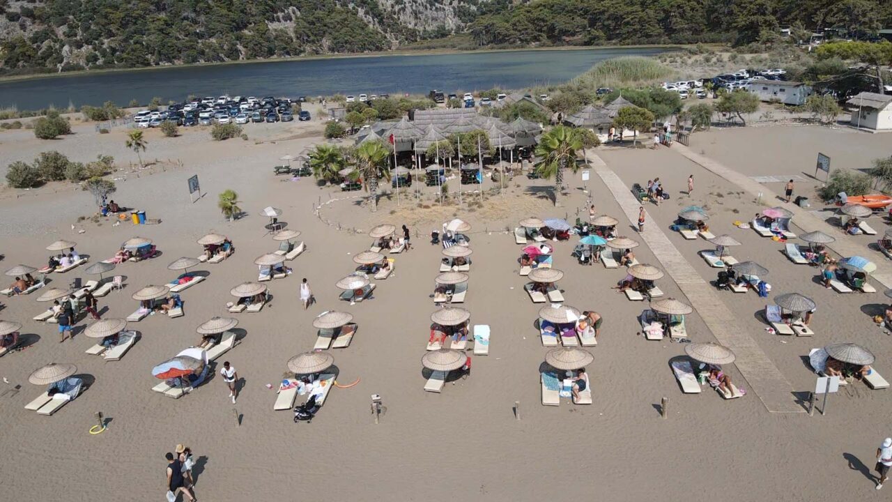 MUĞLA (AA) – Muğla'nın turistik ilçelerindeki sahillerde sıcak hava dolayısıyla