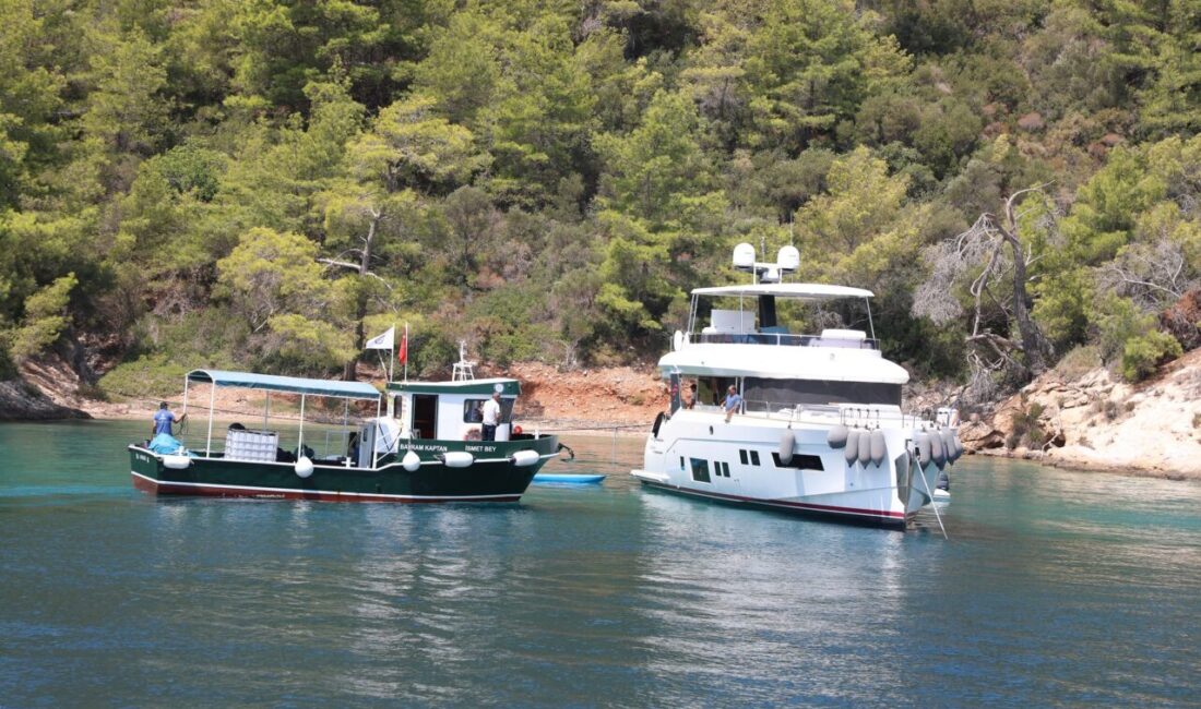 MUĞLA (AA) – Muğla'da 8 atık alım teknesiyle Gökova Körfezi,