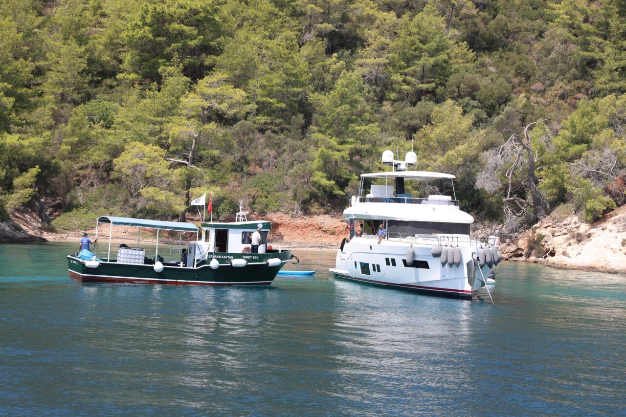 MUĞLA (AA) – Muğla'da 8 atık alım teknesiyle Gökova Körfezi,