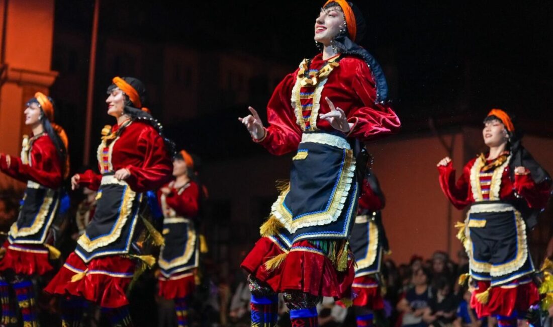 MUĞLA (AA) – Muğla'nın Menteşe ilçesinde 1. Uluslararası Halk Dansları