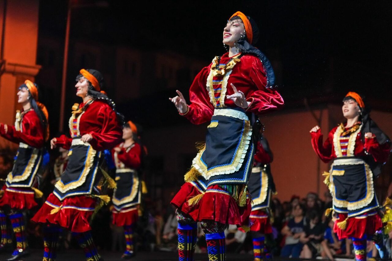 MUĞLA (AA) – Muğla'nın Menteşe ilçesinde 1. Uluslararası Halk Dansları