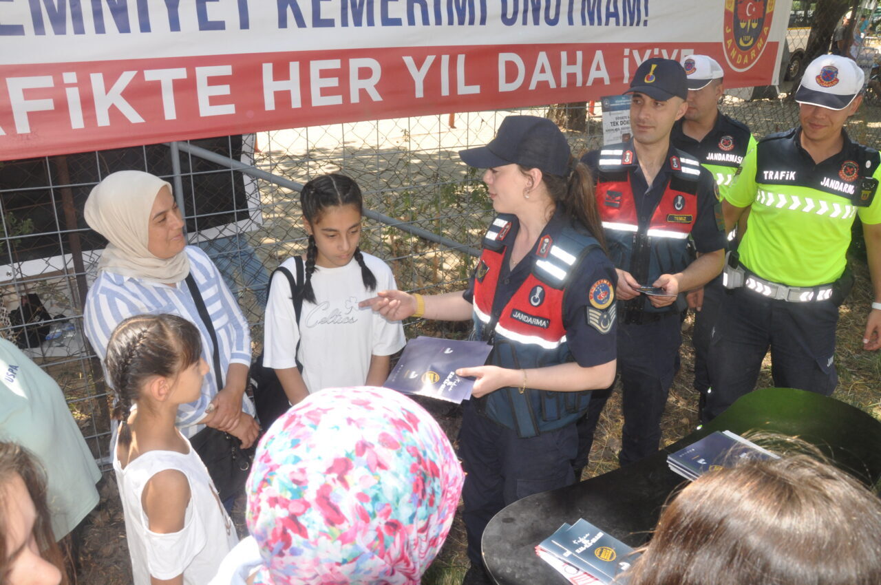 İZMİR (AA) – İzmir'in Ödemiş ilçesinde jandarma ekipleri, trafik kuralları