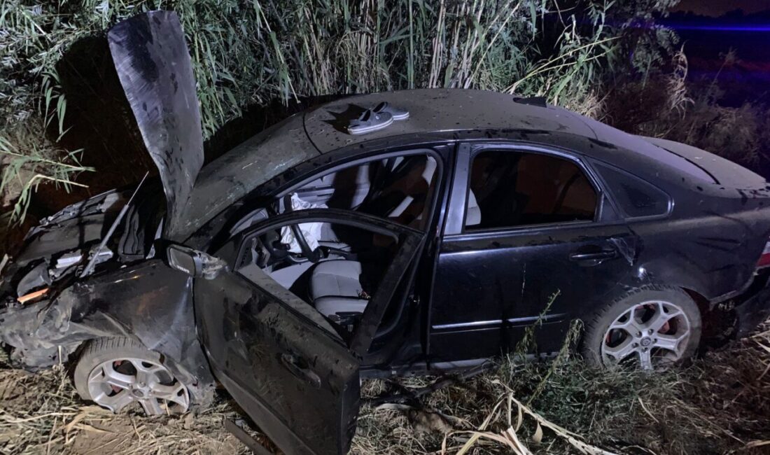 İZMİR (AA) – Ödemiş'te şarampole devrilen otomobildeki 2 kişi yaralandı.