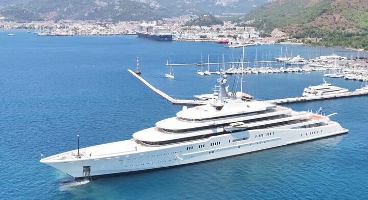 MUĞLA (AA) – Muğla'nın Marmaris ilçesinde demirli bulunan Rus iş