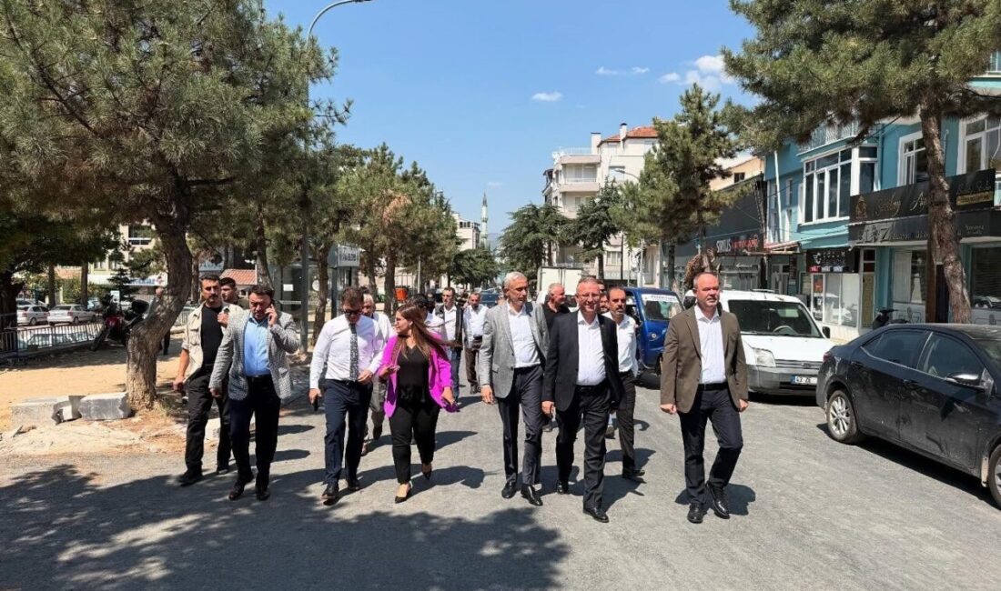 Kütahya’nın Simav ilçesinde, Azerbaycan Caddesi’nde tamamlanan asfalt yol çalışmaları protokol