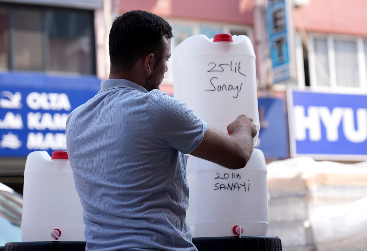- Plastik ürün toptancısı Ramazan Boğa:
- "Bidon satışında yüzde 100'ün