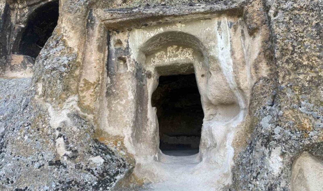 Eskişehir’de bulunan Midas Anıtı’nın (Yazılıkaya) çevresindeki mağaraların duvarlarına bazı ziyaretçilerin