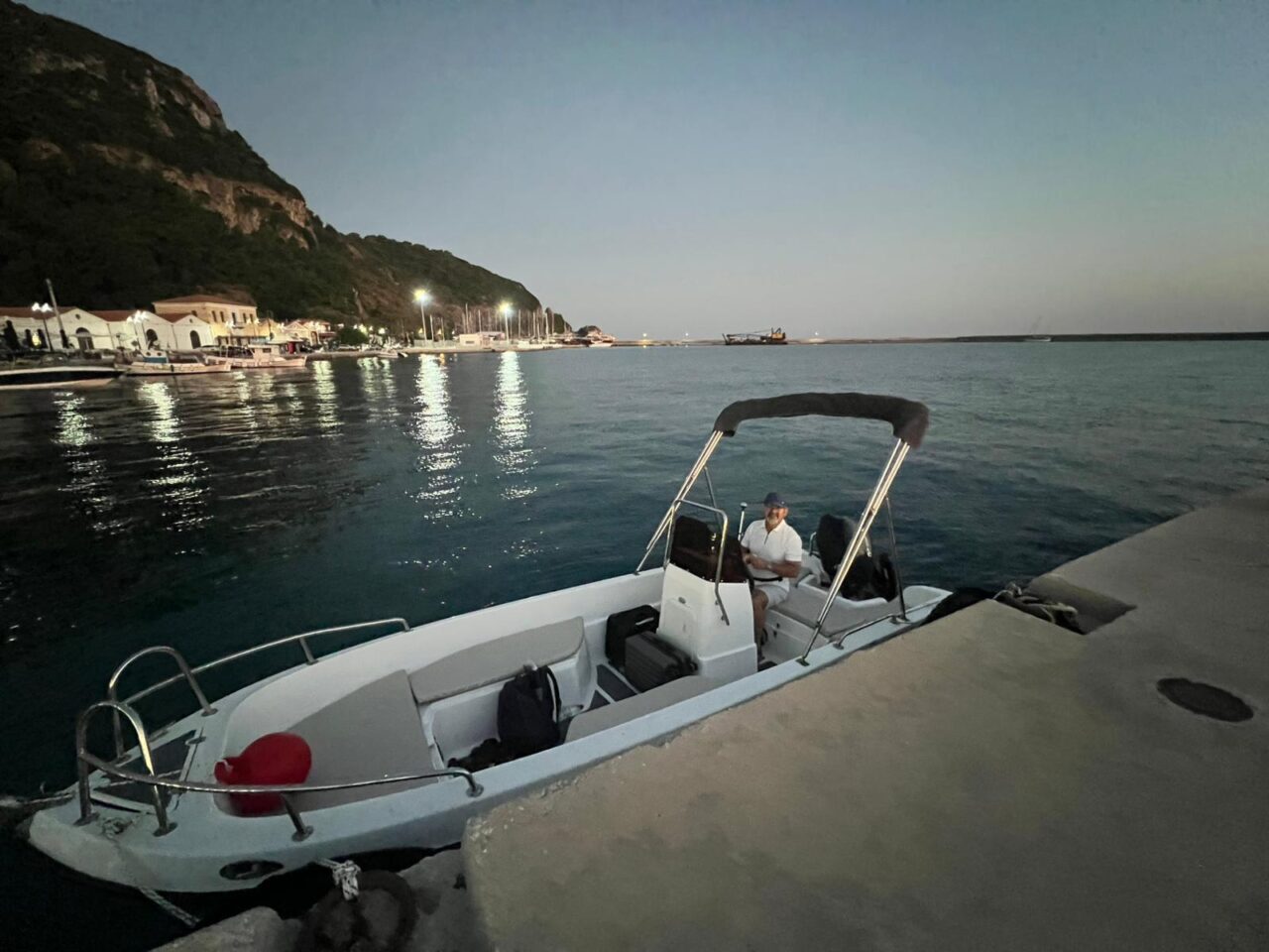 - Çeşme'de bağlı bulunduğu tonozdan kopup uluslararası sulara sürüklenen teknenin