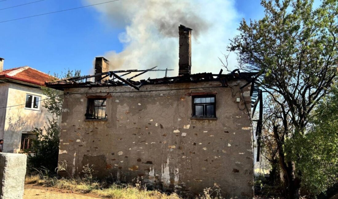 UŞAK (AA) – Uşak'ın Karahallı ilçesinde tek katlı evde çıkan