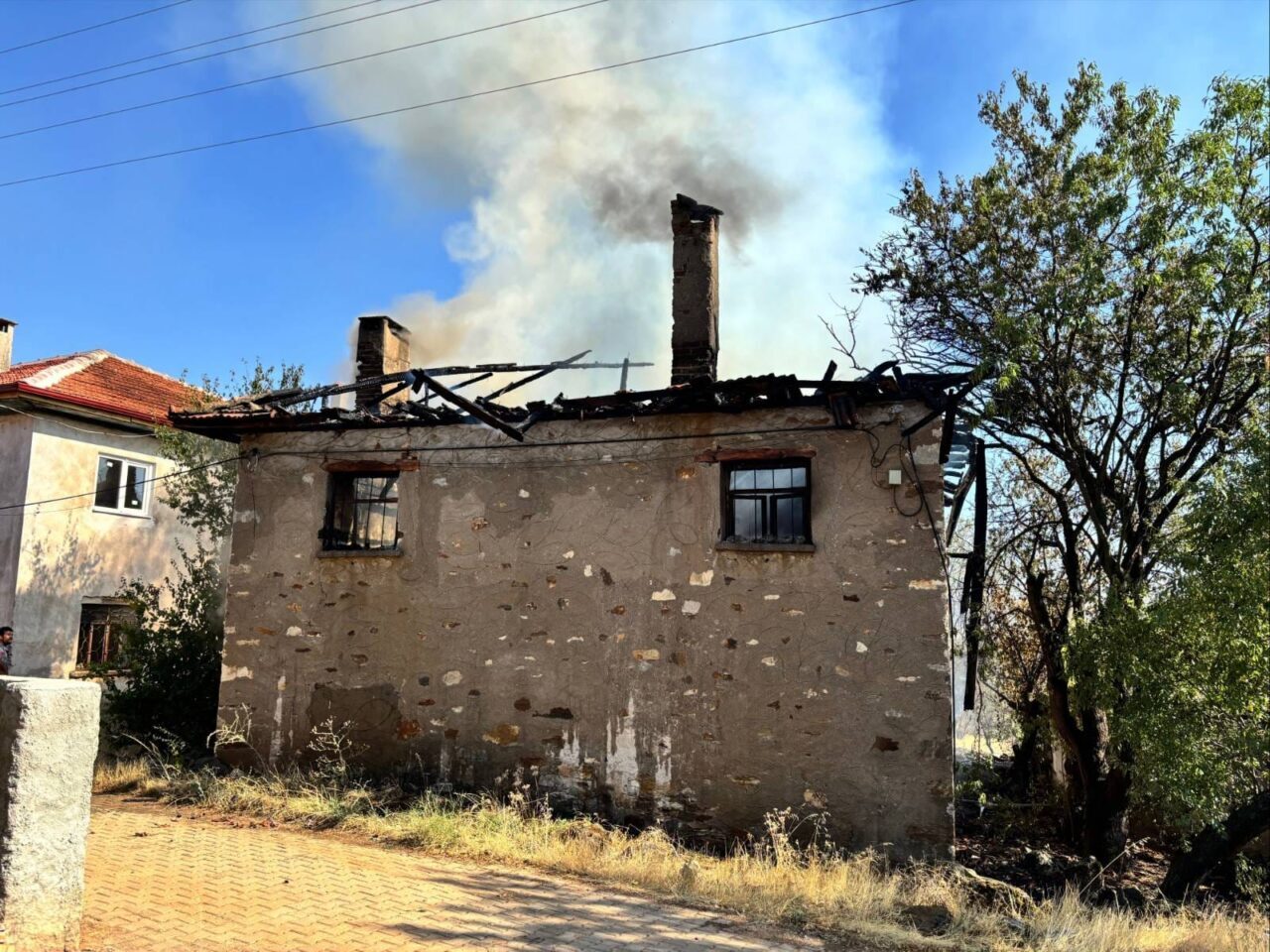 UŞAK (AA) – Uşak'ın Karahallı ilçesinde tek katlı evde çıkan
