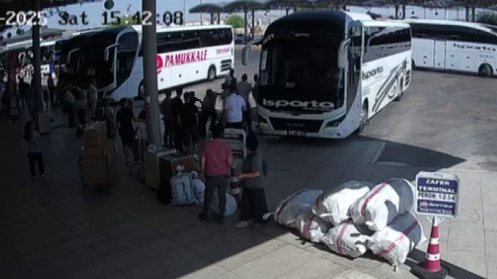 Afyonkarahisar’da beklediği otobüs 15 dakika geç geldiği için 20 yaşındaki