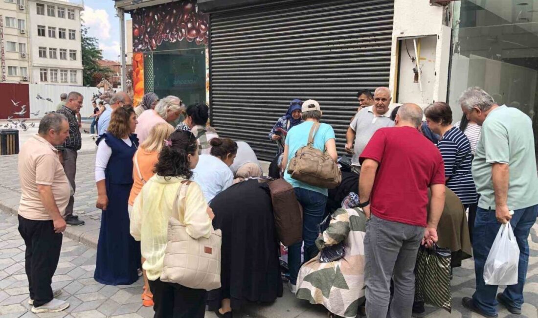 Eskişehir’de vatandaşlar bir seyyar tişört satıcısının ürünlerini alabilmek için adeta