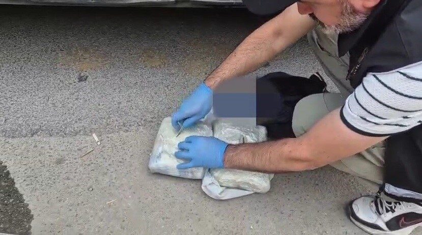 Eskişehir’de polis ekipleri tarafından yolcu otobüsünün bagaj bölümünde 1 kilo
