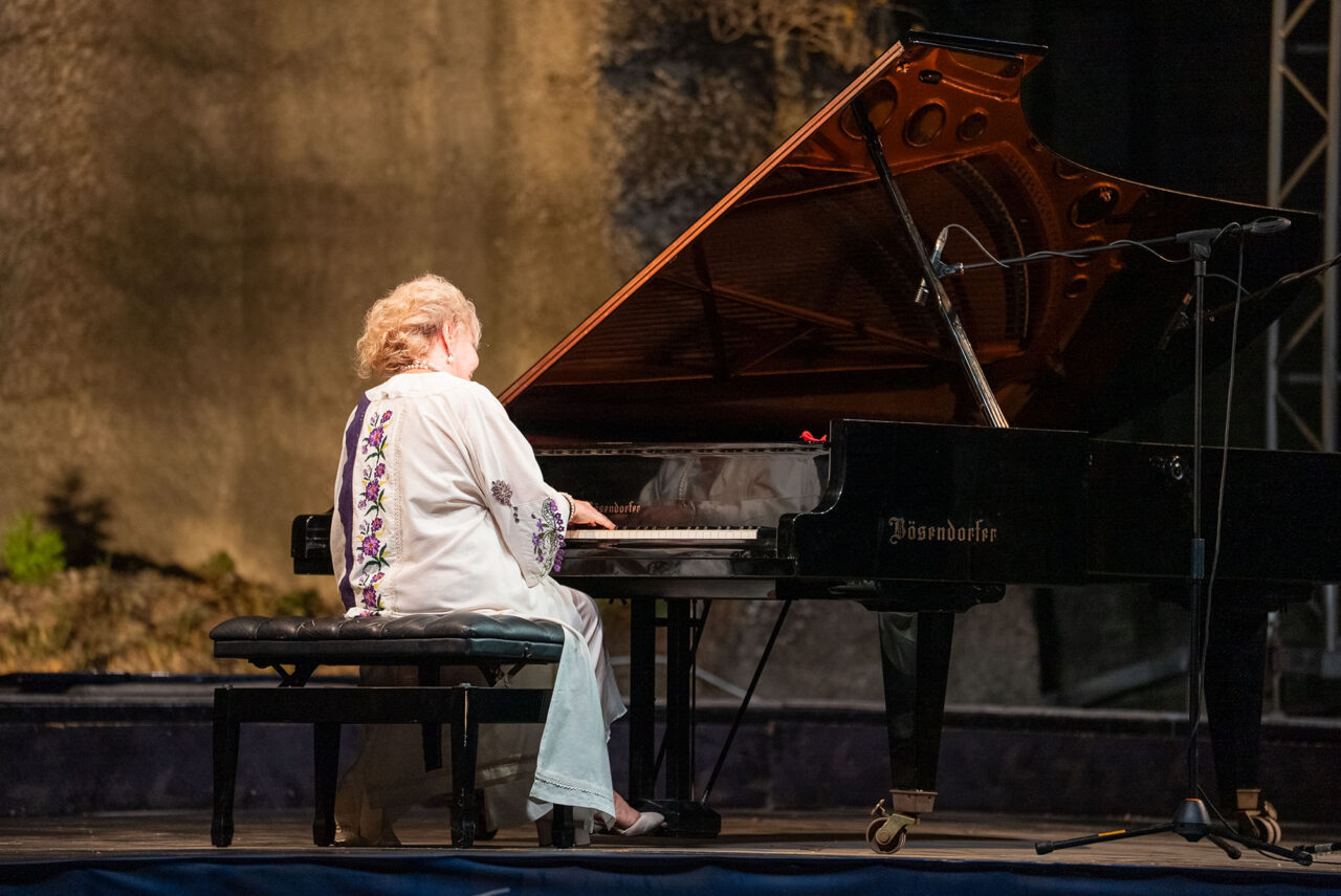 MUĞLA (AA) – 22. Gümüşlük Müzik Festivali, Piyanist Gülsin Onay