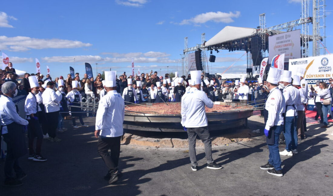 - Festival alanında kurulan dev tavada pişirilen 1930 kilogramlık sucuklu