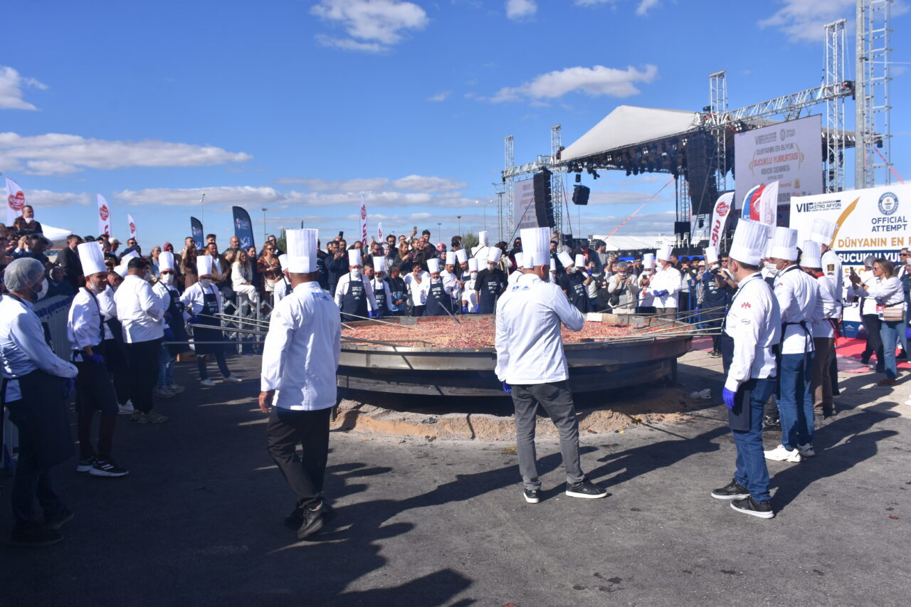 - Festival alanında kurulan dev tavada pişirilen 1930 kilogramlık sucuklu